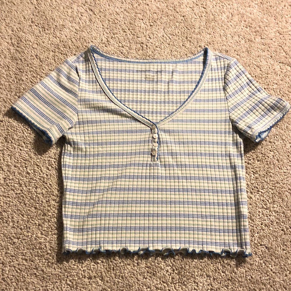 Cropped blue shirt